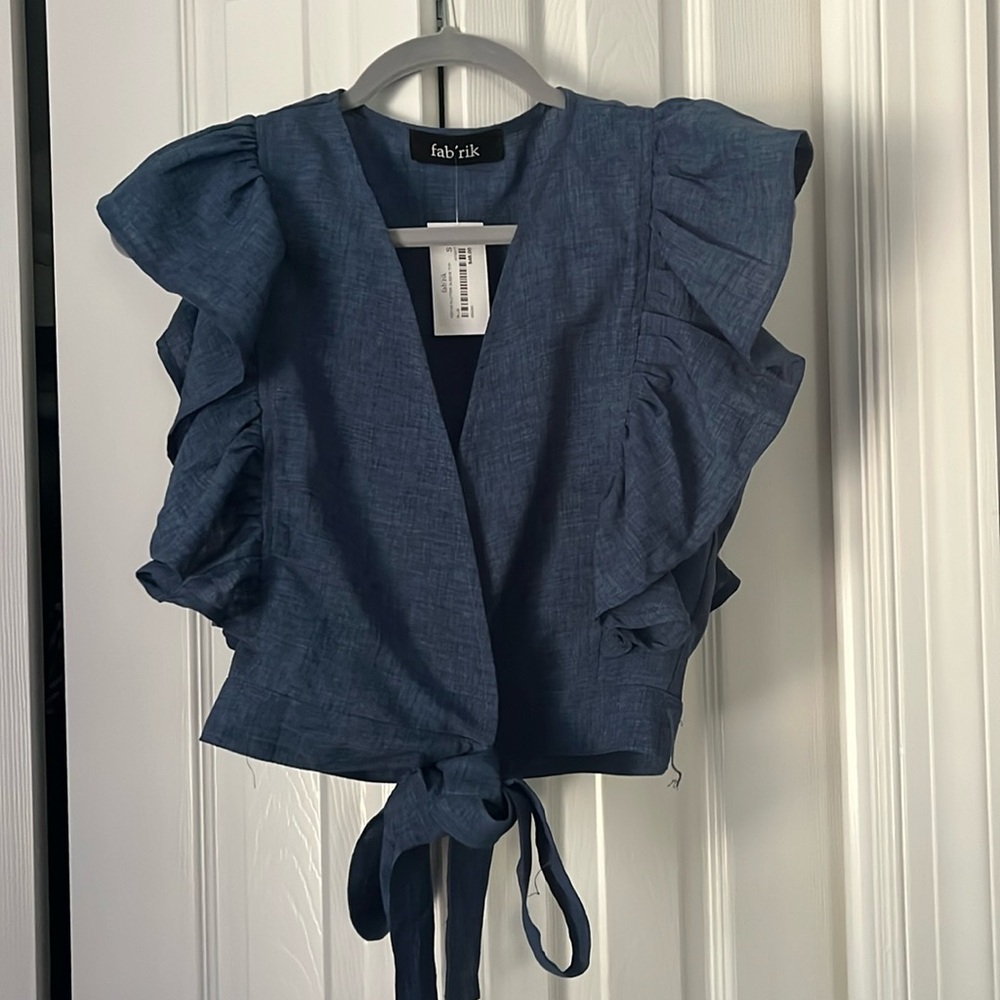 New With tags Fabrik Kenna Flutter Sleeve Top size small